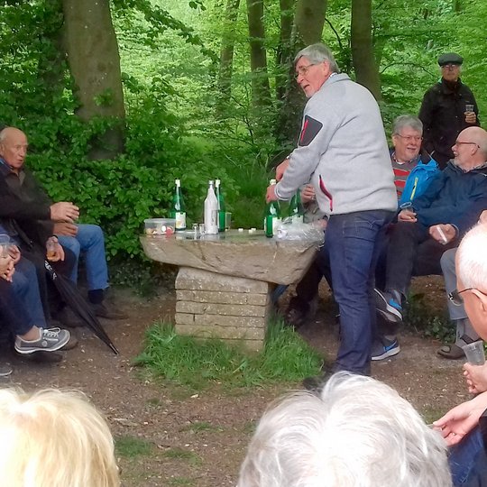 Wanderpause mit Maibowle am Kolping-Eck.