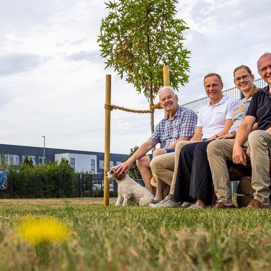 Freuen sich über die neue Bank am Hullerweg (von links): Manfred Haustermann, Björn Schütte, Janina Bode und Christian Speer. Manfred Haustermann, Björn Schütte, Janina Bode und Christian Speer sitzen auf der Bank vor der Firmenzentrale der Franz Joseph Schütte GmbH.