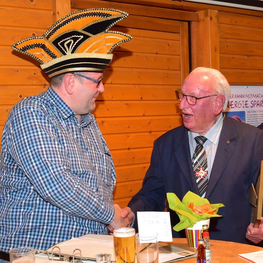 Ansgar Speer gratuliert Alois Menkhaus zur Jubilarehrung für 65-jährige Mitgliedschaft im KKC.
