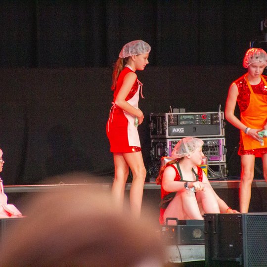 „Vor“ ihrem Auftritt macht diese Showtanzgruppe die Bühne zunächst sauber.