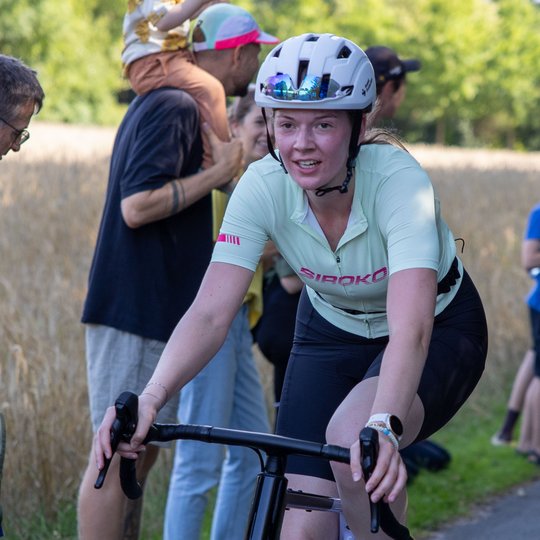 Radfahrerin beim Kanal-Cup.