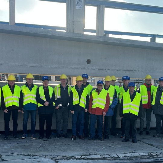 Die Besuchergruppe mit Kai-Uwe Tautz (links) und Michael van den Heuvel (rechts).