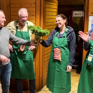 Peter Glose gratuliert Gerd Thesing, Petra Riehemann und Janne Broxtermann nach einem fairen Wettstreit um die Königswürde.