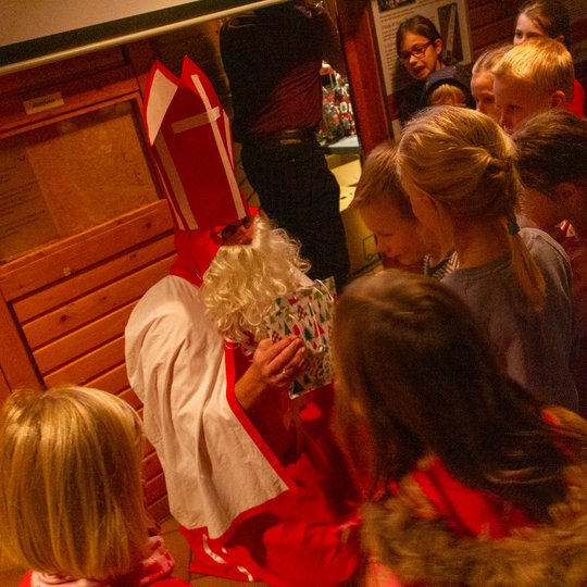 St. Nikolaus verteilt Geschenke an die braven Kolping-Kinder.