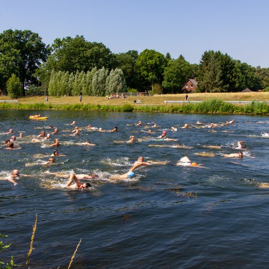 Erste Disziplin: 500 Meter Schwimmen im Kanal.