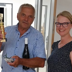 Steffi Kühl überreicht den „St. Josef Cup“ an Wolfgang Eggert.