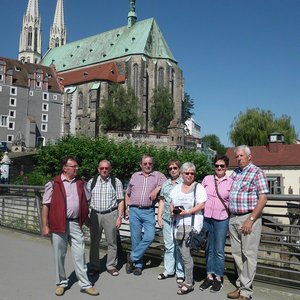 Einige Reiseteilnehmer auf der Neißebrücke in Görlitz, im Hintergrund die Peter-und-Paul-Kirche.