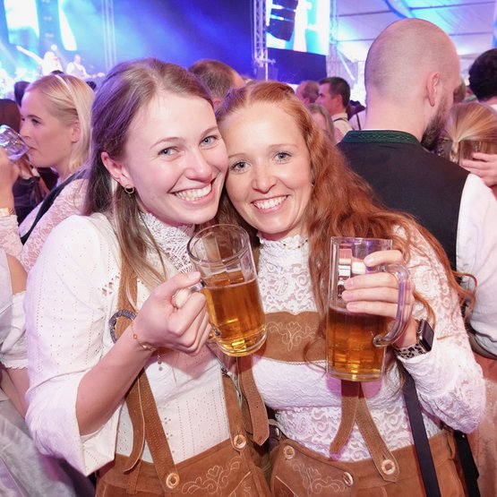 Zwei junge Frauen in Lederhosen auf dem Hollager Oktoberfest.