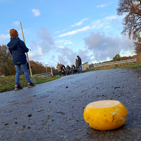 Familien beim Kloatscheeten auf der Straße.