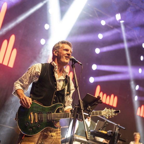 Die Münchner Band Take Five wird wie hier zuletzt 2023 das Hollager Festzelt rocken.