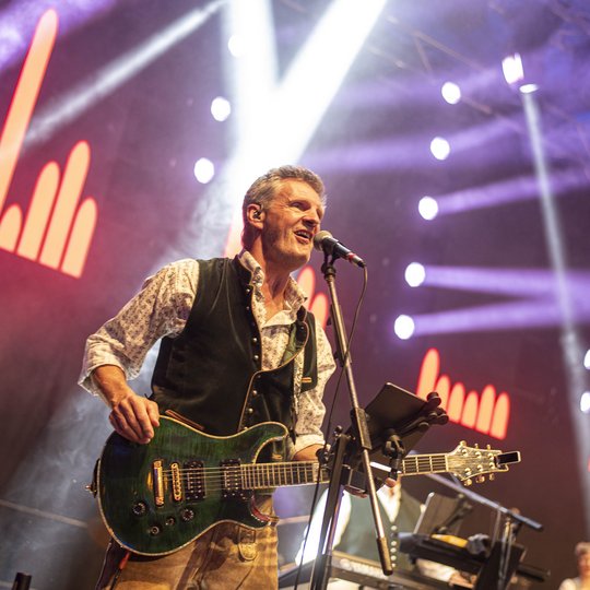 Die Münchner Band Take Five wird wie hier zuletzt 2023 das Hollager Festzelt rocken.