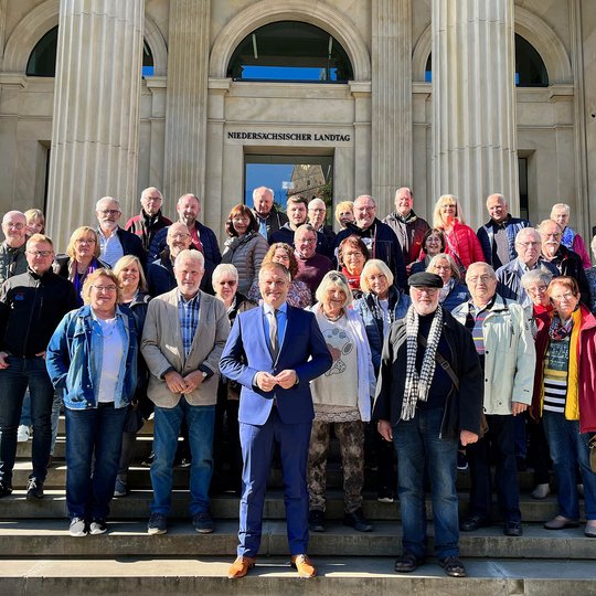 Gruppenfoto vor dem Landtagsgebäude in Hannover.