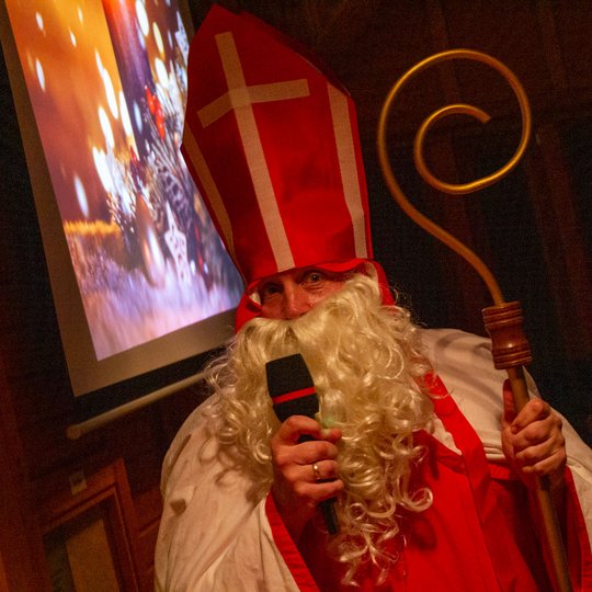 St. Nikolaus besucht die Kinder der Kolpingsfamilie Hollage im Pavillon an der Hollager Mühle.