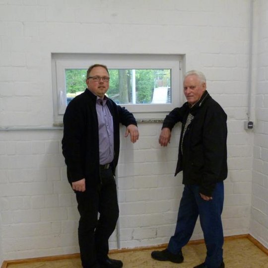 Heiner Placke mit Johannes Holtmeyer in der Garage, die er für den Hollager Johanneskindergarten umgebaut hat. Foto: Silke Brickwedde