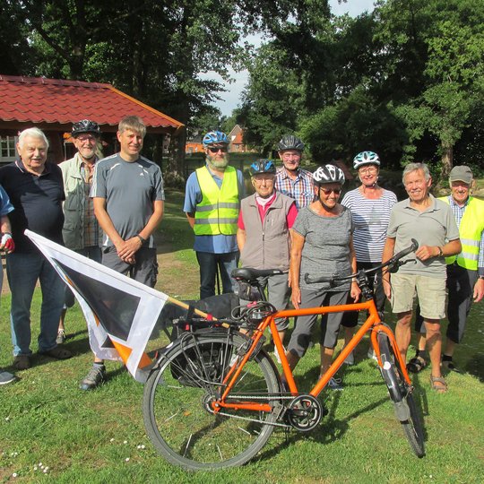 Die Reisegruppe bei ihrer Pause in Lahn.