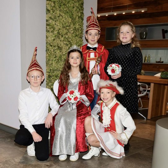 Das Kinderprinzenpaar des KKC, Prinz Tillmann I. (Petzold) und Prinzessin Freda I. (Bauböck) mit ihrem Adjutantenpaar Oskar Kemme und Romi Kuhlmann sowie Funkenmariechen Marit Hellmich.