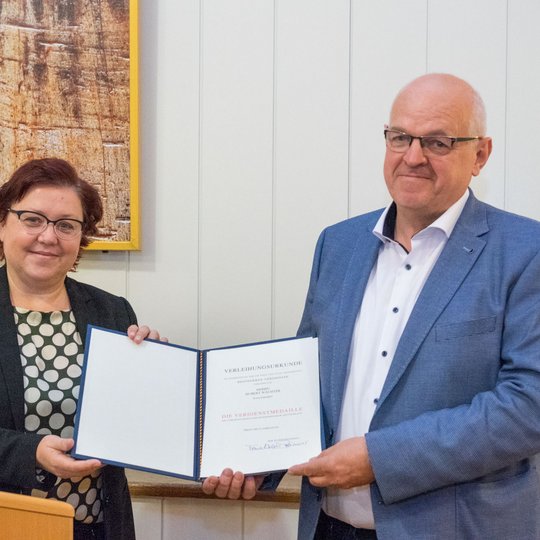 Bärbel Rosensträter und Hubert Wächter mit der Urkunde des Bundespräsidenten. 