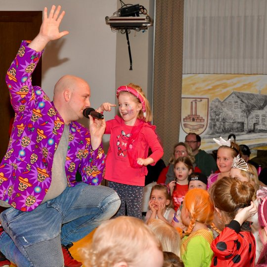 Viel Spaß und Bewegung hatten die kleinen Närrinnen und Narren beim Kolping-Kinderkarneval, wie hier beim Auftritt der Jojos.