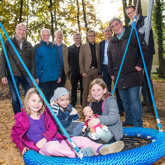 Während Eva, Anna und Pia die Schaukel ausprobierten, schauten Christian Speer, Johannes Holtmeyer, Manfred Haustermann, Thomas Schwegmann, Bürgermeister Otto Steinkamp, Fachbereichsleiter Rüdiger Mittmann, Helmut Kühl und Andreas Thünker (von links) begeistert zu. Foto: Thomas Remme/Gemeinde Wallenhorst