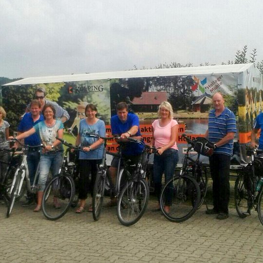 In Stade gut angekommen (von links): Marita Albers, Berthold Bergmann, Birgit Bergmann, Heidrun Witte, Werner Meyer, Karin Meyer, Stefan Witte und Georg Albers.