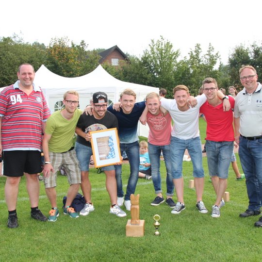 Ansgar Speer (links) und Heiner Placke (rechts) mit den Jungs vom Bingo-Club und ihrem Hauptgewinn.