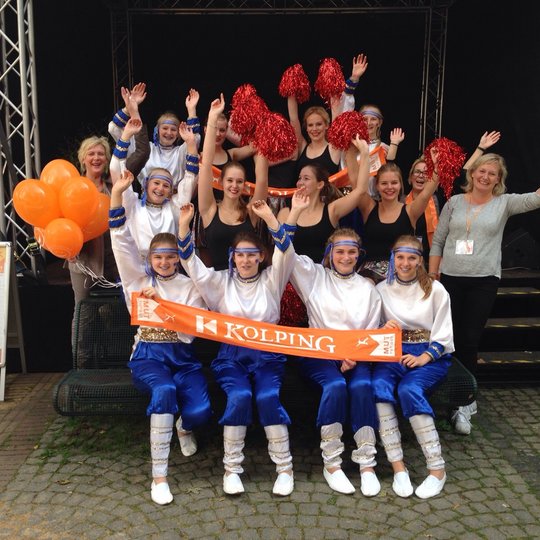 Die beiden KKC-Tanzgruppen mit Trainerin Silke Hampel (rechts) vor der Kolpingtagsbühne in der Kölner Innenstadt.