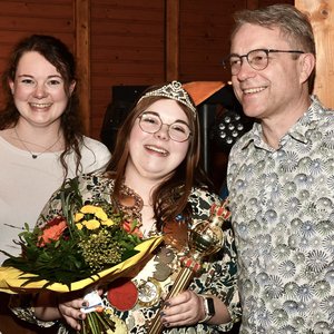 Prinzessin Christin I. (Placke) mit ihrer Zofe Annika (Speer) und ihrem Ritter Albin (Sonneck).