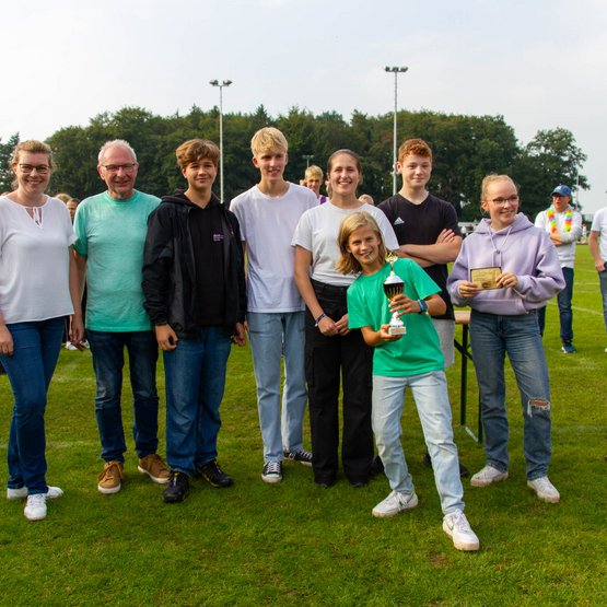 Die Gewinner des Kinderturnier, das Team „Die Hartmanns“ mit Martina Unland und Christian Speer vom Leitungsteam der Kolpingsfamilie Hollage.