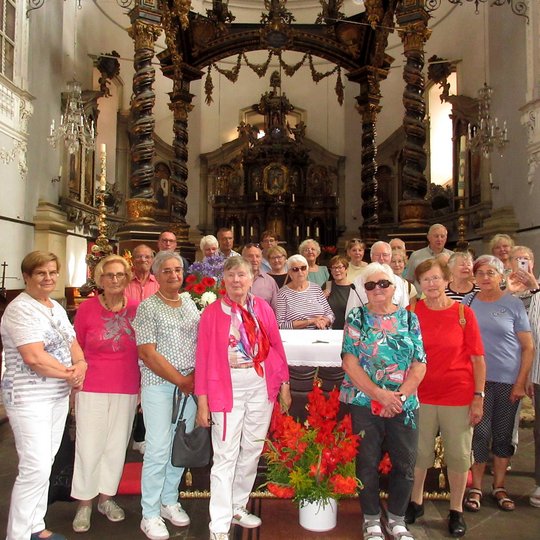 Gruppenfoto in der Klosterkirche Osek