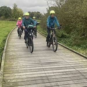 Radtour in den Niederlanden Radfahrer fahren über einen Holzsteg.