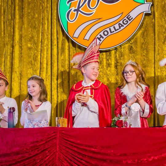 Prinz Ole I. und Prinzessin Anni I. (Ole Klietsch und Anni Kemme) mit ihren Adjutanten Edda Ulbrich und Niklas Kruse sowie Funkenmariechen Merle Rotert. Prinz Ole I. und Prinzessin Anni I. (Ole Klietsch und Anni Kemme) mit ihren Adjutanten Edda Ulbrich und Niklas Kruse sowie Funkenmariechen Merle Rotert.