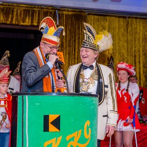 Bürgermeister Otto Steinkamp überreicht Prinz Stefan II. den symbolischen Rathausschlüssel.