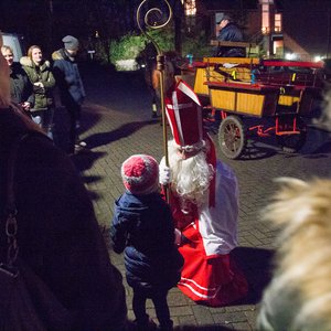 Auf Augenhöhe mit den Kindern: St. Nikolaus zu Gast bei der Kolpingsfamilie Hollage.