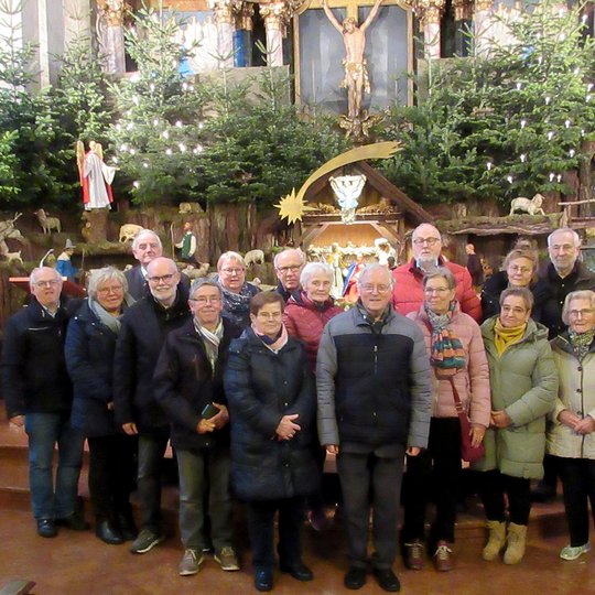 Die Reisegruppe vor der Krippe in St. Laurentius Gieboldehausen.