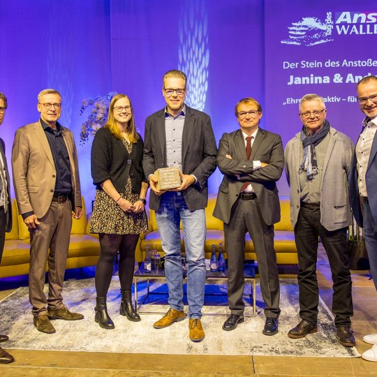 Die Preisträger Janina und Andreas Bode mit Friedemann Pannen, Bürgermeister Otto Steinkamp, Andreas Englisch, Hans-Jürgen Klumpe und Christian Böwer. Die Preisträger Janina und Andreas Bode mit Friedemann Pannen, Bürgermeister Otto Steinkamp, Andreas Englisch, Hans-Jürgen Klumpe und Christian Böwer.