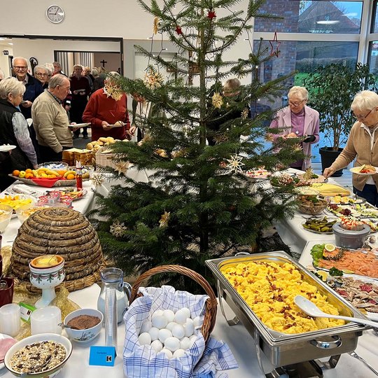 Die Gäste bedienen sich am reichhaltigen Frühstücksbüfett der Kolpingsfamilie Hollage.