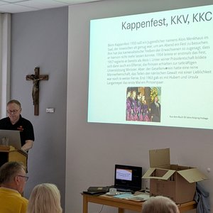 Heiner Placke blickt in seinem Vortrag auf 80 Jahre Vereinsleben der Kolpingsfamilie Hollage zurück. Heiner Placke blickt in seinem Vortrag auf 80 Jahre Vereinsleben der Kolpingsfamilie Hollage zurück.