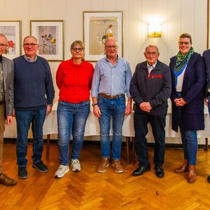 Christian Speer (links) und Martina Unland (2. von rechts) mit den anwesenden Jubilaren sowie Referent Rüdiger Mittmann (rechts). Christian Speer (links) und Martina Unland (2. von rechts) mit den anwesenden Jubilaren sowie Referent Rüdiger Mittmann (rechts).