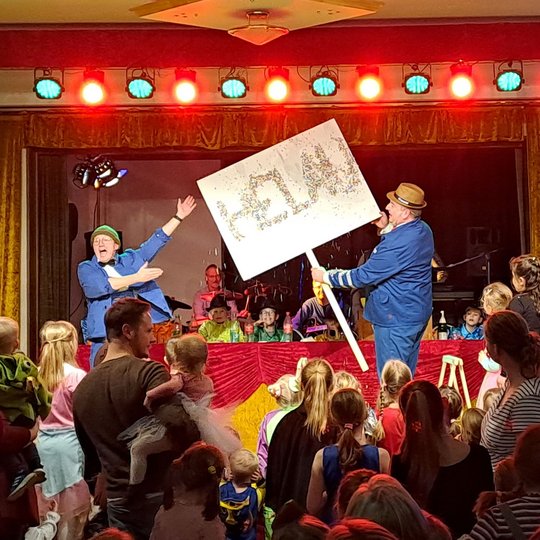 Michi Lührmann und Maik Hörnschemeyer in der „Schilderwerkstatt“ beim KKC-Kinderkarneval.