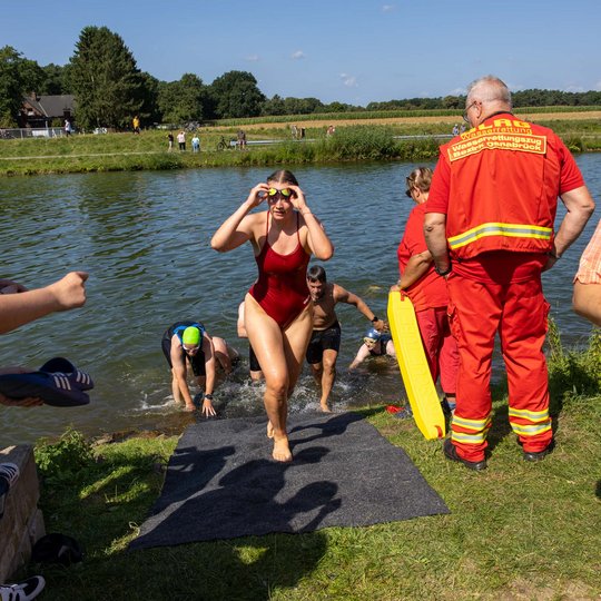 Eine Schwimmerin klettert aus dem Kanal.