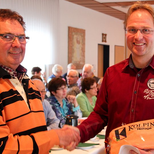 60plus-Leiter Josef Thöle (links) dankte Florian Hollatz für seinen Vortrag und überreichte im Namen der Kolpingsfamilie Hollage ein kleines Präsent.