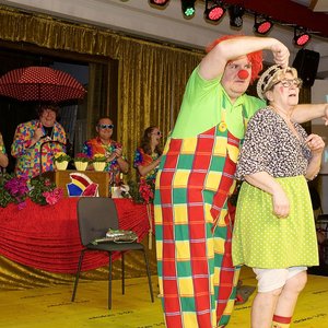 Hilla Heien und André Schwegmann tanzen auf der Bühne.