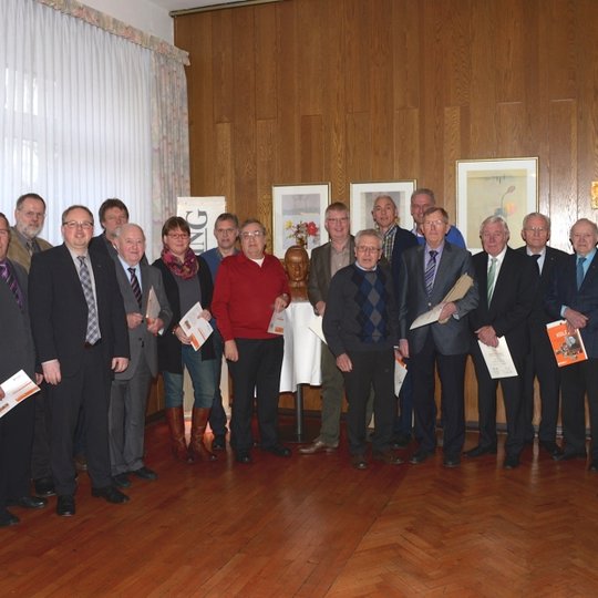 29 Jubilare ehrte die Kolpingsfamilie Hollage am Kolping-Gedenktag 2014, vertreten durch die Vorstandsmitglieder Christian Speer (links), Heiner Placke (4. von links), Hubert Wächter (2. von rechts) und Rainer Hatke (rechts).