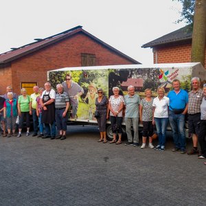 Der Kolping-Fahrradanhänger – hier bei einer Pause in Gronau – fällt auf. Der Kolping-Fahrradanhänger – hier bei einer Pause in Gronau – fällt auf.
