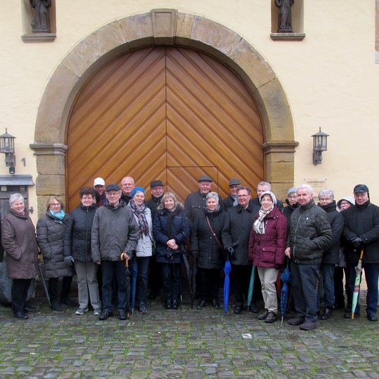Die Hollager Wandergruppe mit Aloys Herkenhoff (links) vor der Klosterpforte in Kloster Oesede.