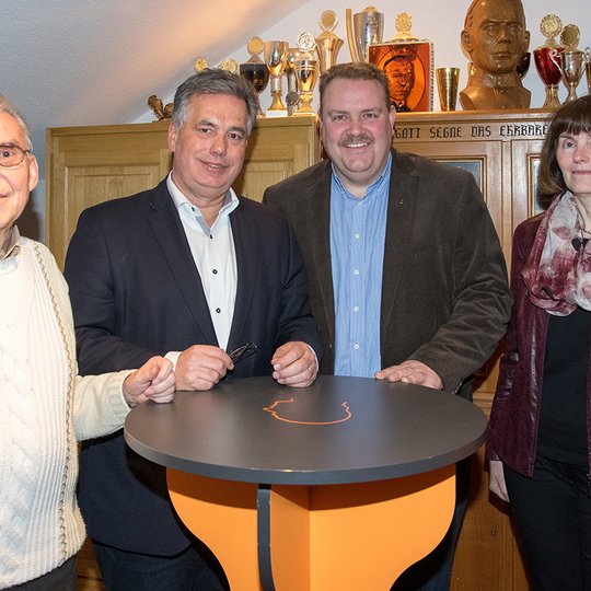 „Spielanalyse in der Halbzeitpause“: Bernhard Kaiser, Clemens Lammerskitten, Markus Kleinkauertz und Rita Kampsen (von links).