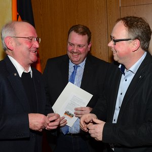 Ohne Umweg: Präses Rainer Hatke konnte sich quasi selbst beglückwünschen, denn auch er gehörte zum Kreis der Jubilare – hier mit Markus Kleinkauertz und Heiner Placke (von links).