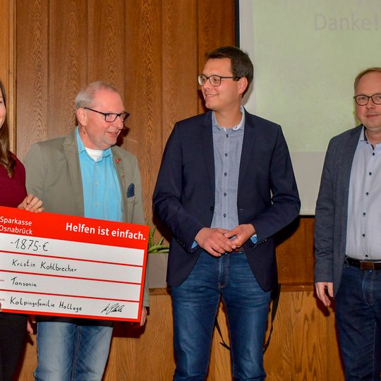 Heiner Placke, Julian Schwegmann und Christian Speer überreichen Kristin Kohlbrecher (von rechts) einen symbolischen Spendenscheck über 1.875 Euro.