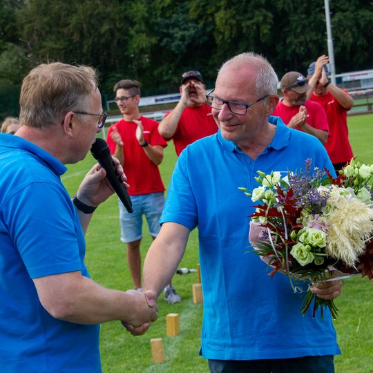 Heiner Placke verabschiedet Christian Speer als verantwortlichen Turnierorganisator.