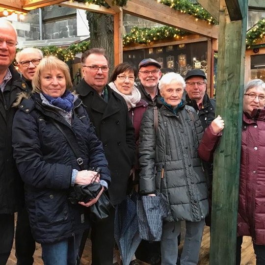 Einige Reiseteilnehmer auf dem Weihnachtsmarkt in Aachen.